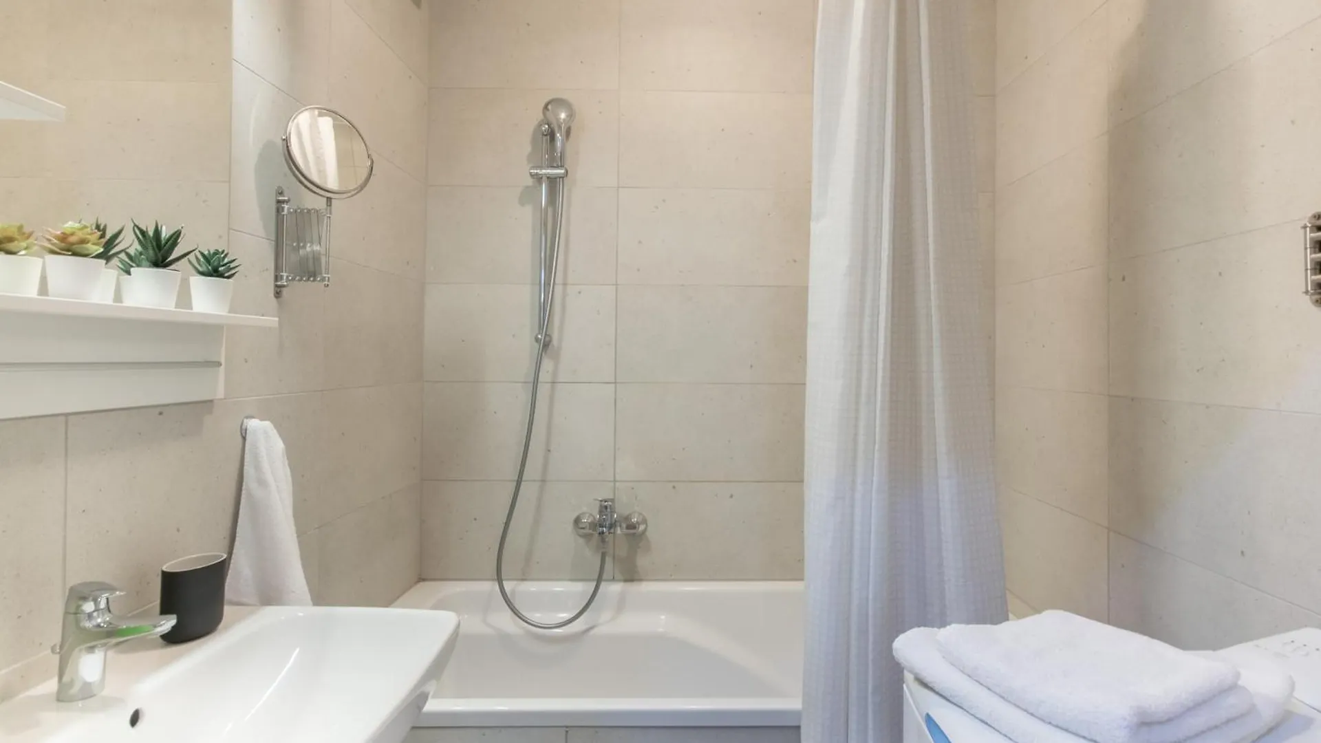 Very Central - Free Parking - Sunny Balcony Budapest 0*,  Hungary