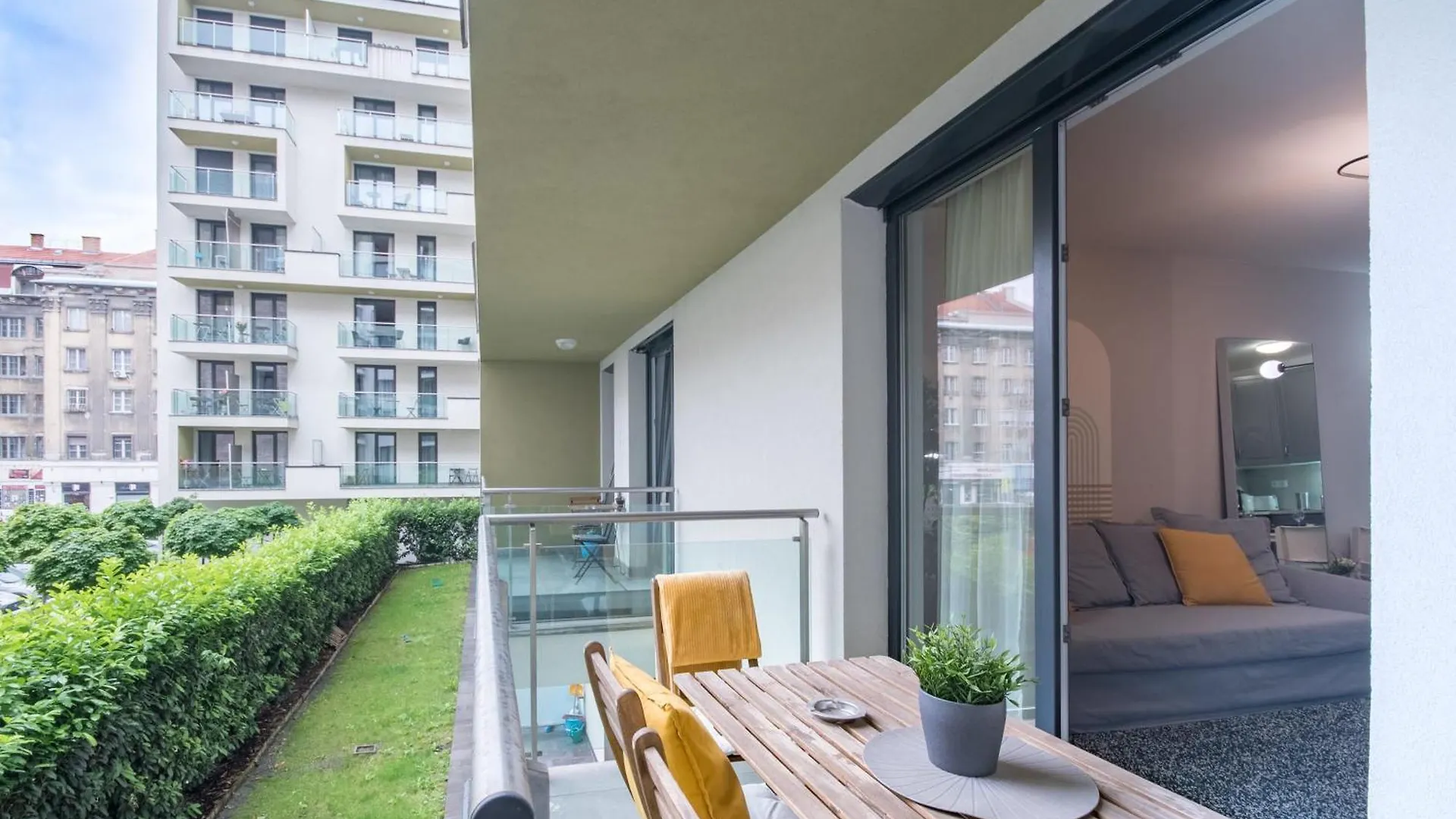 Very Central - Free Parking - Sunny Balcony Budapest Apartment
